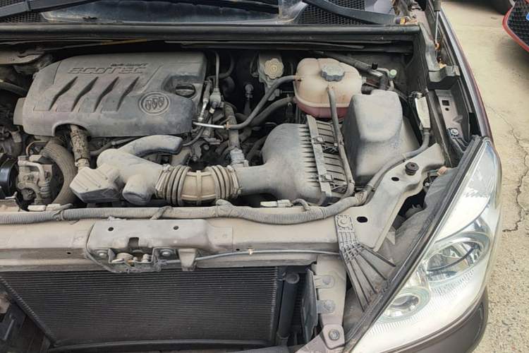 Used Buick GL8 2014 2.4L Classic Edition Engine Bay Left
