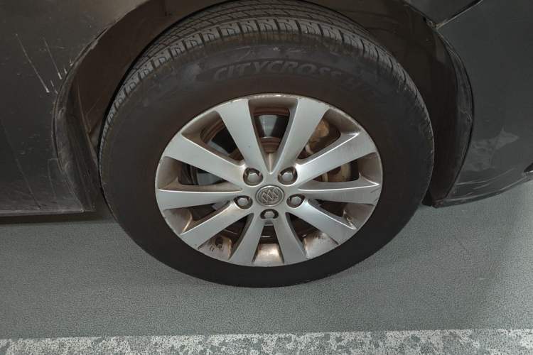 Used Buick GL8 2014 2.4L CT Luxury Business Comfort Edition Right Front Wheel Hub