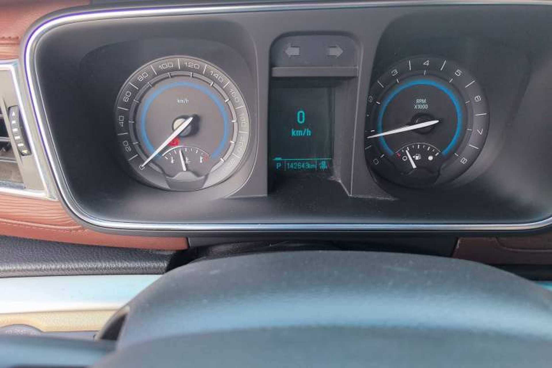 Used Buick GL8 2015 2.4L Luxury Business Premium Edition Odometer Close Up