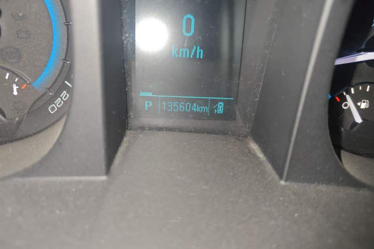 Used Buick GL8 2015 2.4L Luxury Business Premium Edition Odometer Close Up