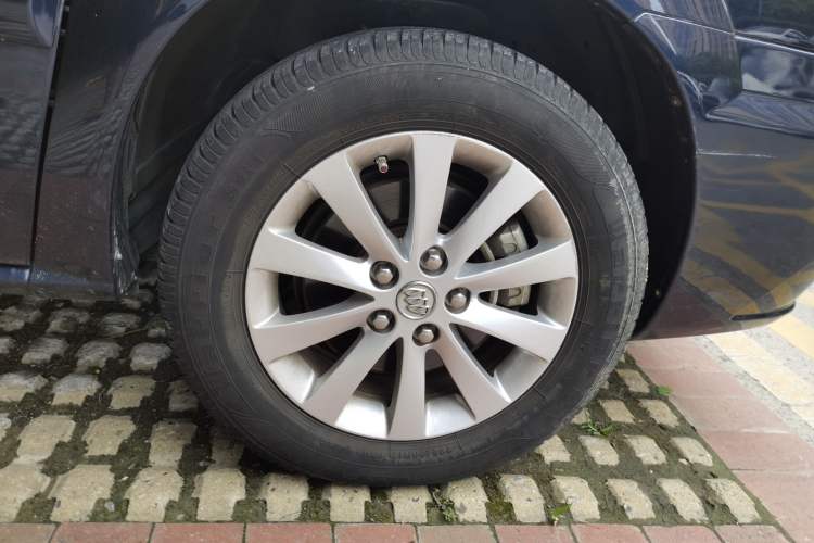 Used Buick GL8 2015 2.4L Luxury Business Premium Edition Right Front Wheel Hub