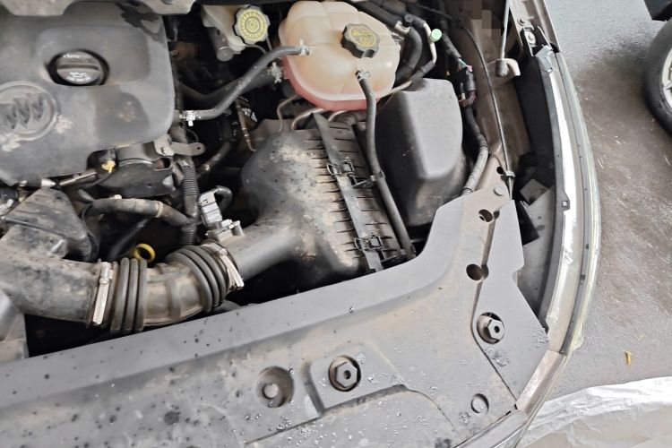Used Buick GL8 2015 2.4L Luxury Business Premium Edition Engine Bay Left