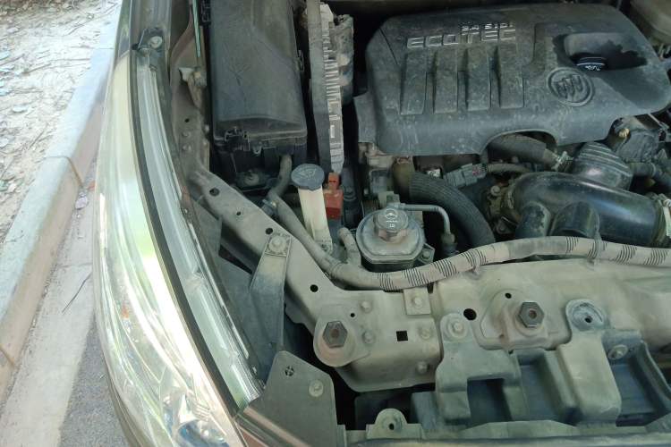 Used Buick GL8 2015 2.4L Luxury Business Premium Edition Engine Bay Right