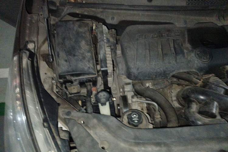 Used Buick GL8 2015 2.4L Luxury Business Premium Edition Engine Bay Right