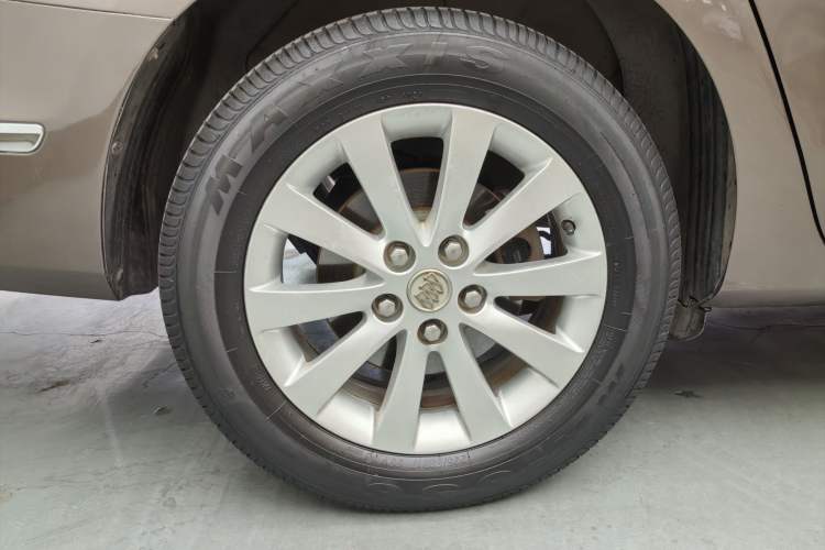 Used Buick GL8 2015 2.4L Luxury Business Premium Edition Exterior 5