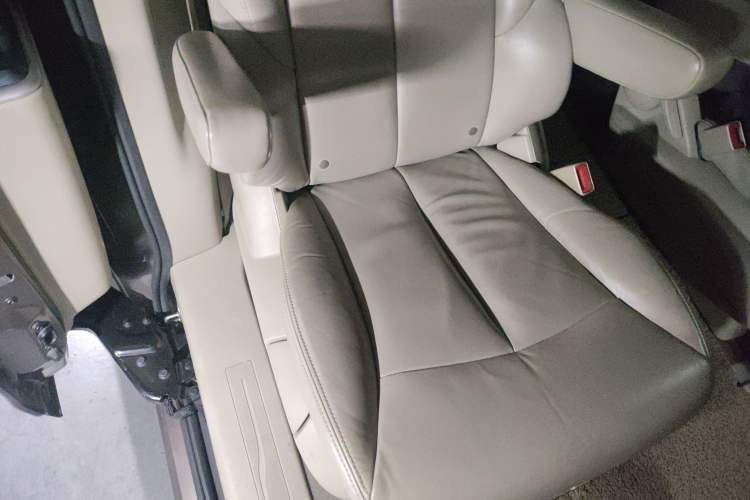 Used Buick GL8 2015 2.4L Luxury Business Premium Edition Interior 4