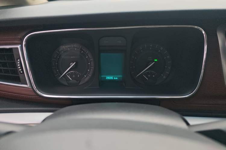 Used Buick GL8 2015 2.4L Luxury Business Premium Edition Odometer Close Up