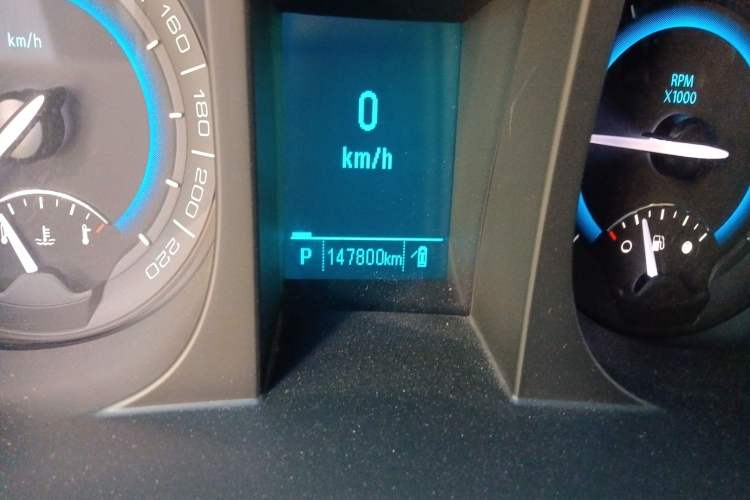Used Buick GL8 2015 2.4L Luxury Business Premium Edition Odometer Close Up