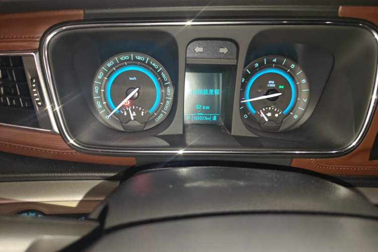 Used Buick GL8 2015 2.4L Luxury Business Premium Edition Odometer Close Up