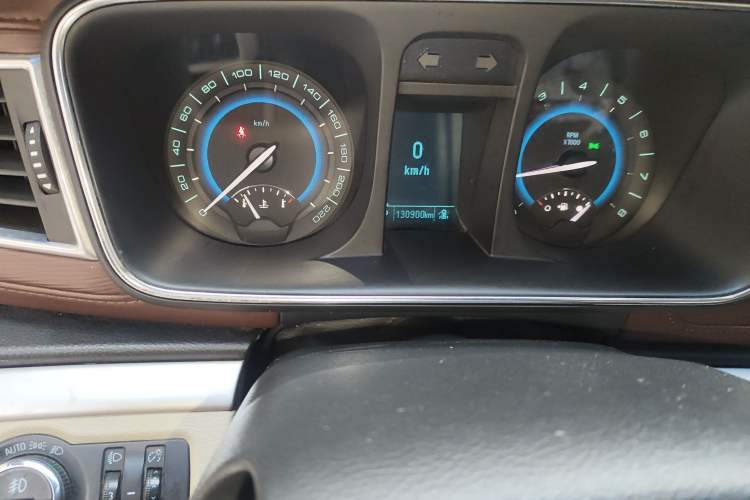 Used Buick GL8 2015 2.4L Luxury Business Premium Edition Odometer Close Up