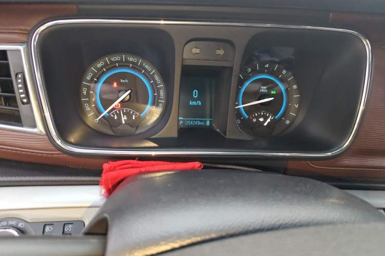 Used Buick GL8 2015 2.4L Luxury Business Premium Edition Odometer Close Up