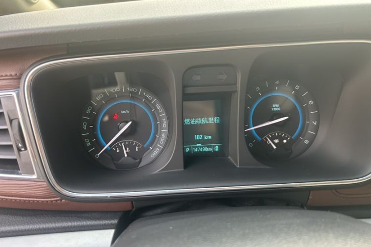 Used Buick GL8 2015 2.4L Luxury Business Premium Edition Odometer Close Up