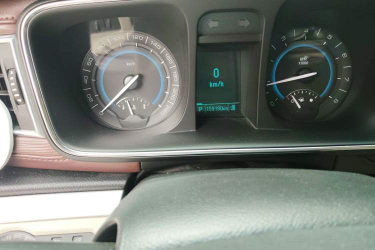 Used Buick GL8 2015 2.4L Luxury Business Premium Edition Odometer Close Up