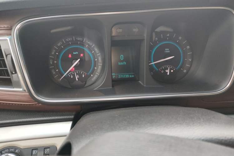Used Buick GL8 2015 2.4L Luxury Business Premium Edition Odometer Close Up