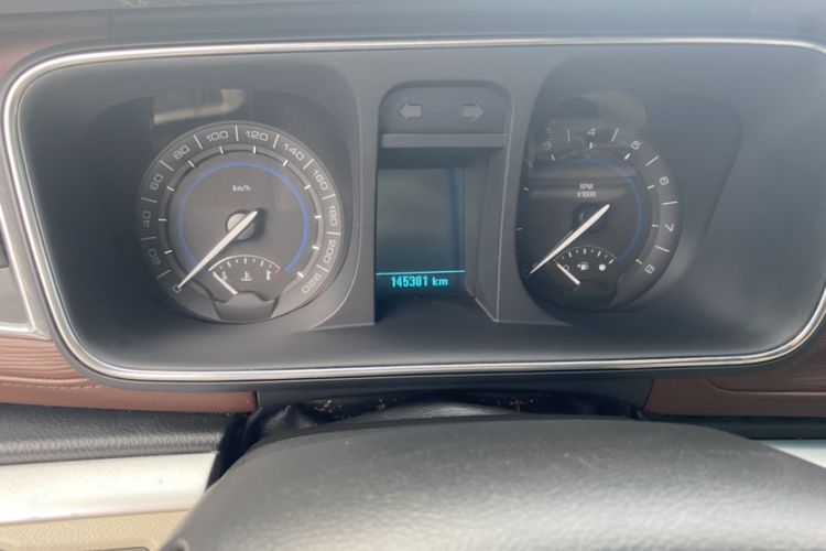 Used Buick GL8 2015 2.4L Luxury Business Premium Edition Odometer Close Up