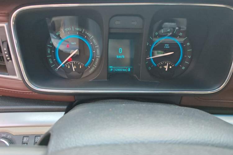 Used Buick GL8 2015 2.4L Luxury Business Premium Edition Odometer Close Up