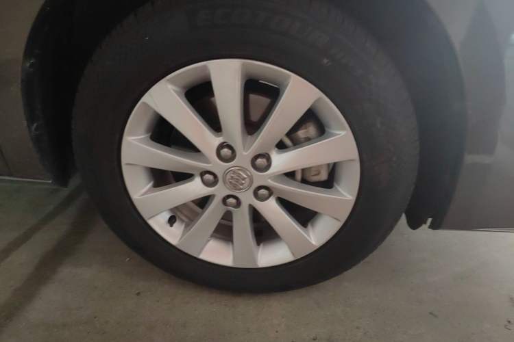 Used Buick GL8 2015 2.4L Luxury Business Premium Edition Right Front Wheel Hub