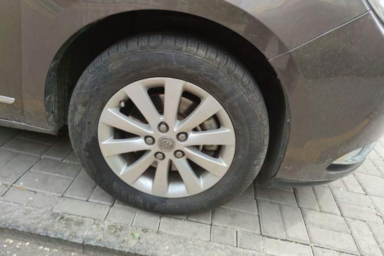 Used Buick GL8 2015 2.4L Luxury Business Premium Edition Right Front Wheel Hub
