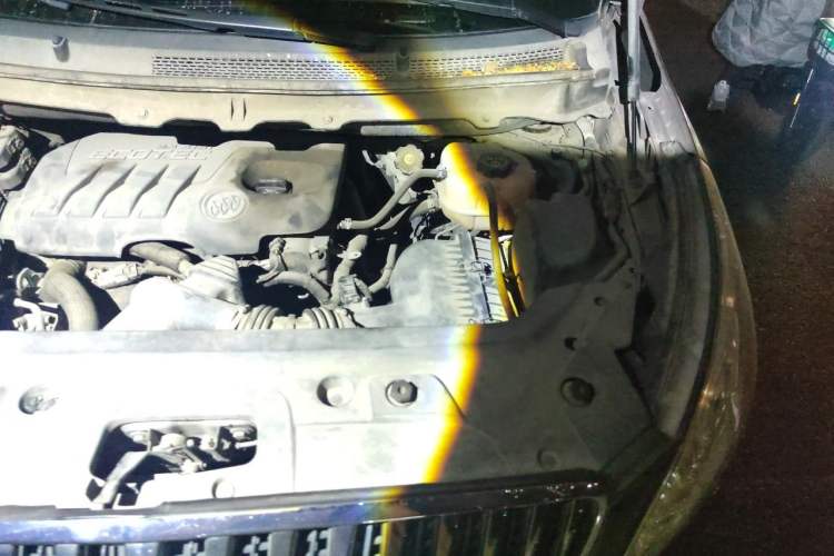 Used Buick GL8 2015 2.4L Luxury Business Premium Edition Engine Bay Left