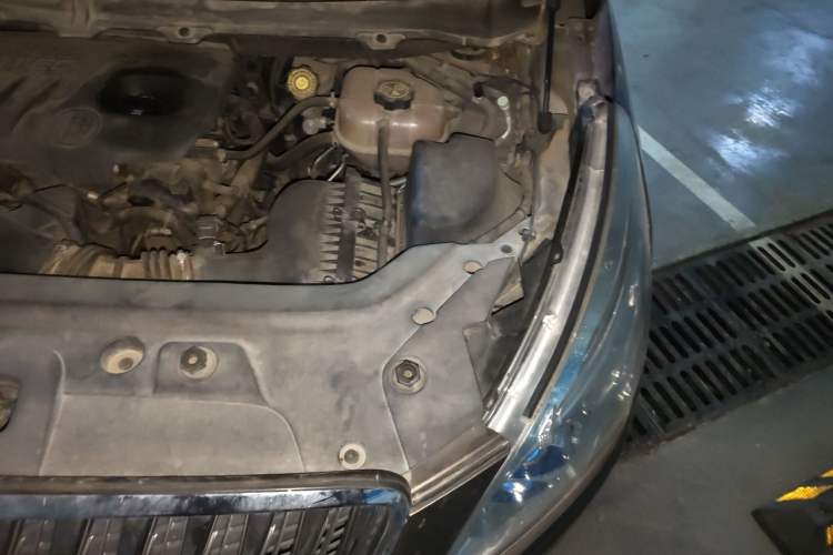 Used Buick GL8 2015 2.4L Luxury Business Premium Edition Engine Bay Left