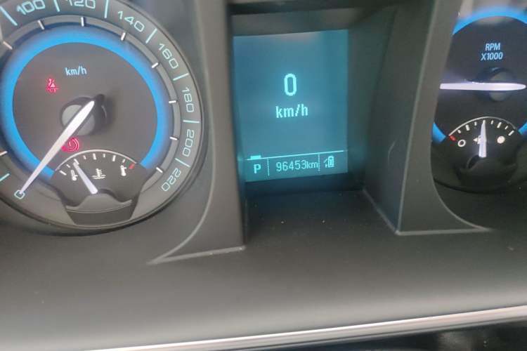 Used Buick GL8 2015 2.4L Luxury Business Premium Edition Odometer Close Up