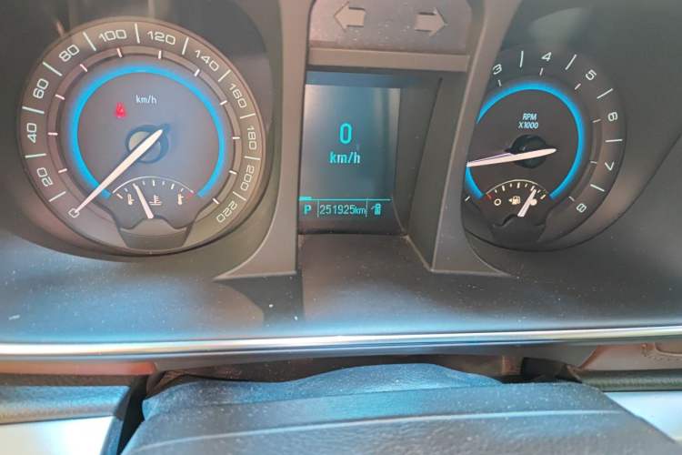 Used Buick GL8 2015 2.4L Luxury Business Premium Edition Odometer Close Up