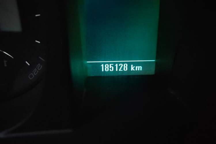 Used Buick GL8 2015 2.4L Luxury Business Premium Edition Odometer Close Up