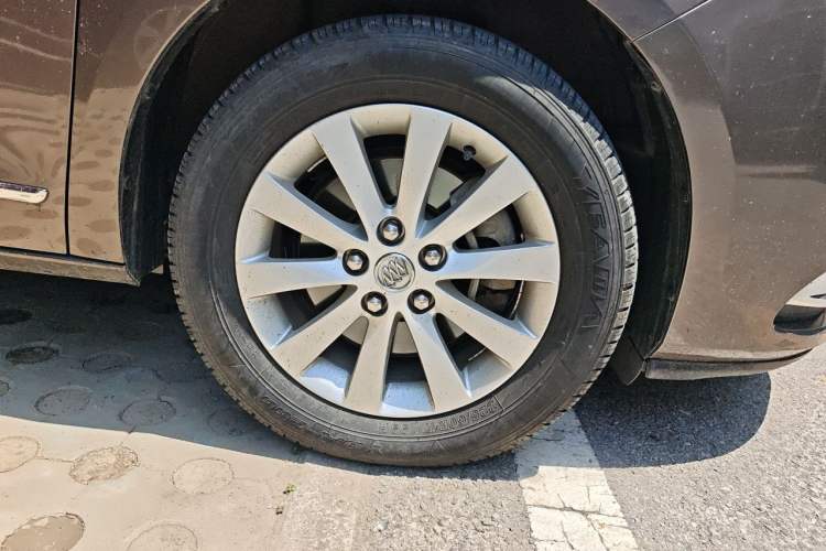 Used Buick GL8 2015 2.4L Luxury Business Premium Edition Right Front Wheel Hub