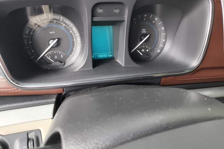 Used Buick GL8 2015 2.4L Luxury Business Premium Edition Odometer Close Up