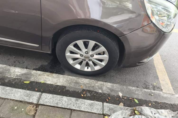 Used Buick GL8 2015 2.4L Luxury Business Premium Edition Right Front Wheel Hub