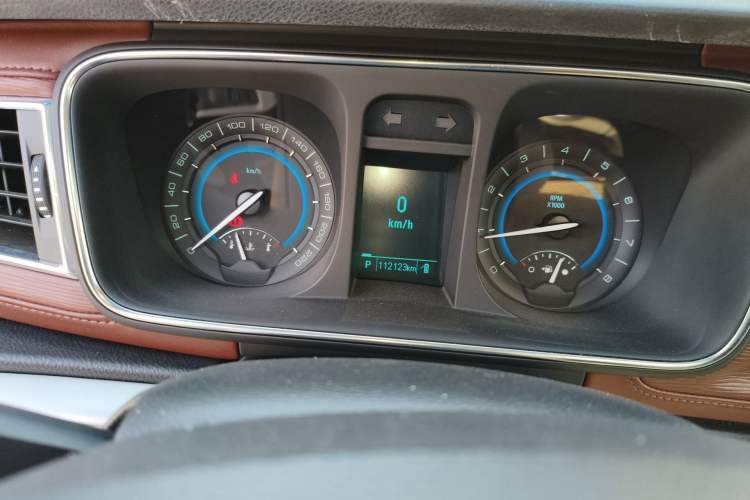 Used Buick GL8 2015 2.4L Luxury Business Premium Edition Odometer Close Up