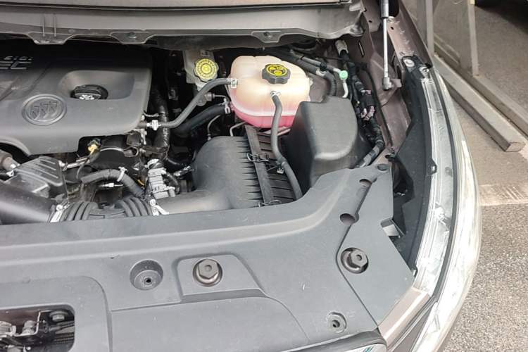 Used Buick GL8 2015 2.4L Luxury Business Premium Edition Engine Bay Left