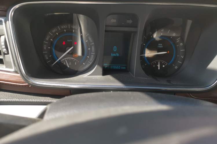 Used Buick GL8 2015 2.4L Luxury Business Premium Edition Odometer Close Up