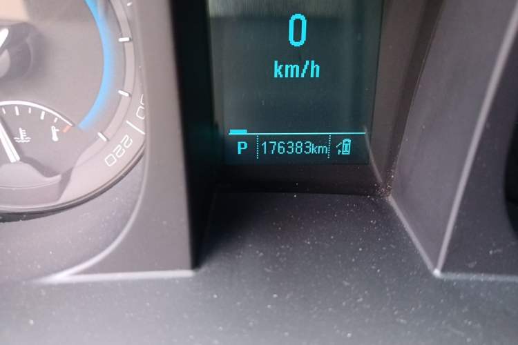 Used Buick GL8 2015 2.4L Luxury Business Premium Edition Odometer Close Up