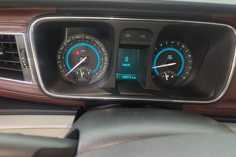 Used Buick GL8 2015 2.4L Luxury Business Premium Edition Odometer Close Up