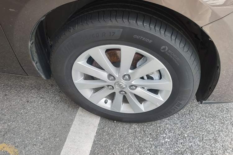 Used Buick GL8 2015 2.4L Luxury Business Premium Edition Right Front Wheel Hub