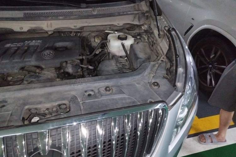 Used Buick GL8 2015 2.4L Luxury Business Premium Edition Engine Bay Left