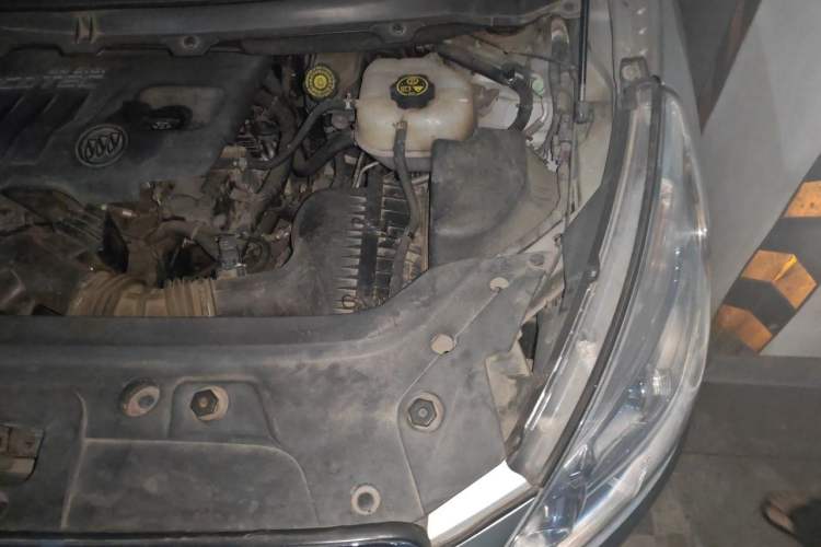 Used Buick GL8 2015 2.4L Luxury Business Premium Edition Engine Bay Left