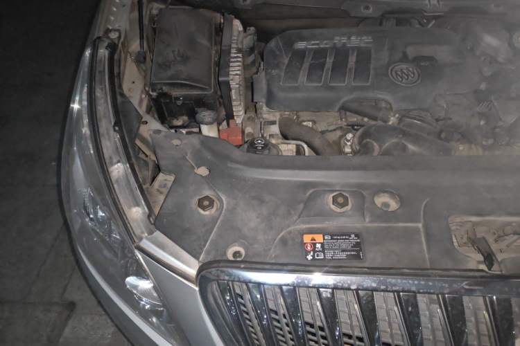 Used Buick GL8 2015 2.4L Luxury Business Premium Edition Engine Bay Right