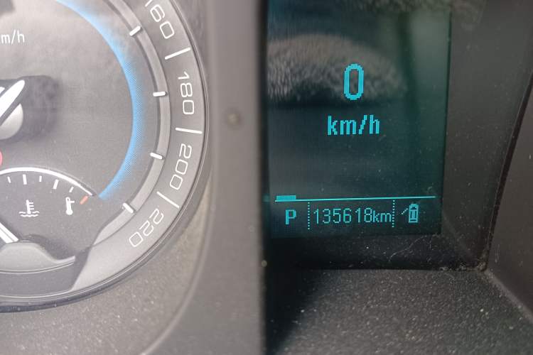Used Buick GL8 2015 2.4L Luxury Business Premium Edition Odometer Close Up