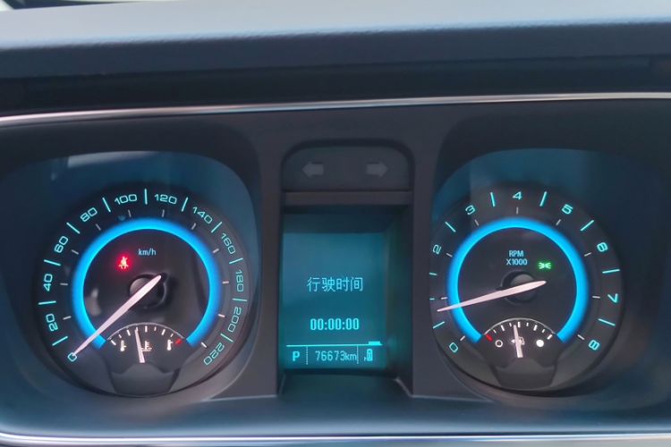 Used Buick GL8 2015 2.4L Luxury Business Premium Edition Odometer Close Up