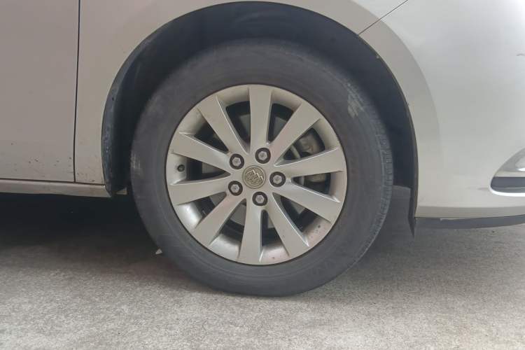 Used Buick GL8 2015 2.4L Luxury Business Premium Edition Right Front Wheel Hub