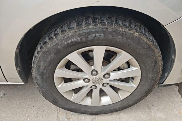 Used Buick GL8 2015 2.4L Luxury Business Premium Edition Right Front Wheel Hub