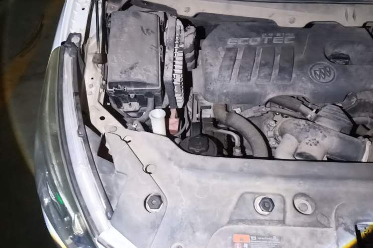 Used Buick GL8 2015 2.4L Luxury Business Premium Edition Engine Bay Right
