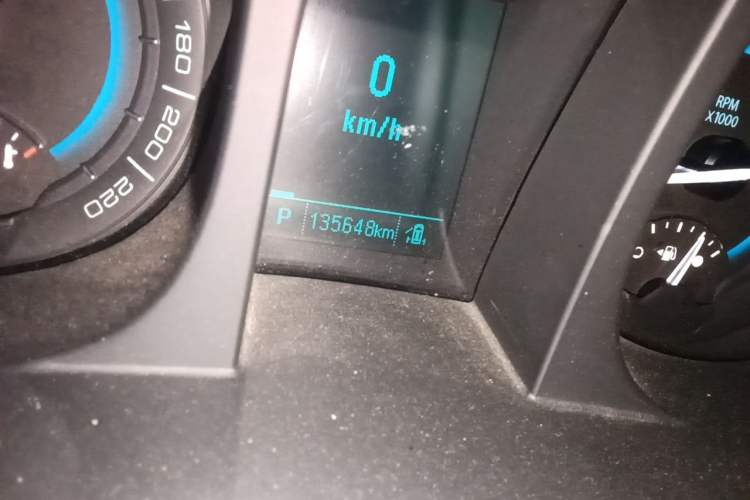 Used Buick GL8 2015 2.4L Luxury Business Premium Edition Odometer Close Up