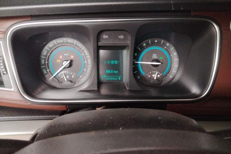 Used Buick GL8 2015 2.4L Luxury Business Premium Edition Odometer Close Up