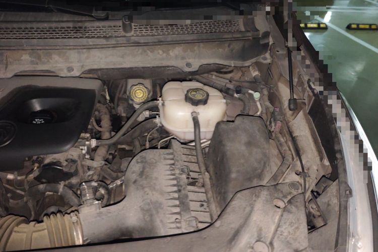 Used Buick GL8 2015 2.4L Luxury Business Premium Edition Engine Bay Left
