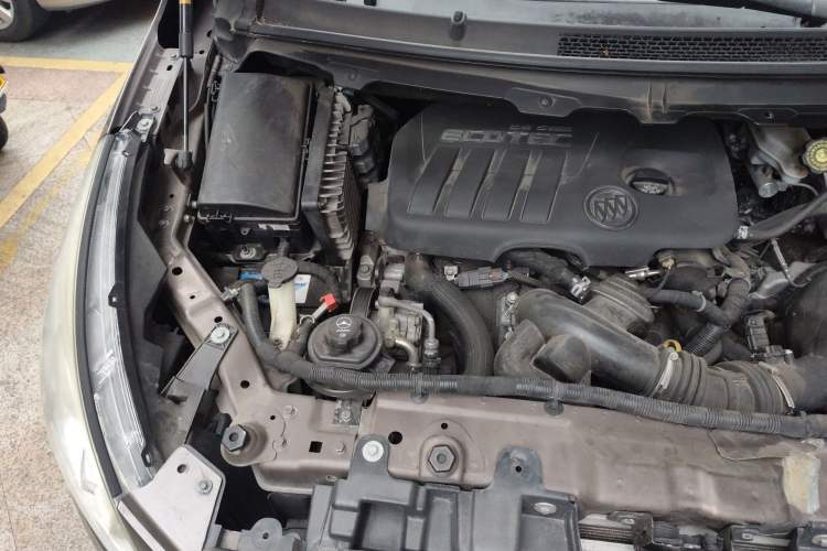 Used Buick GL8 2015 2.4L Luxury Business Premium Edition Engine Bay Right