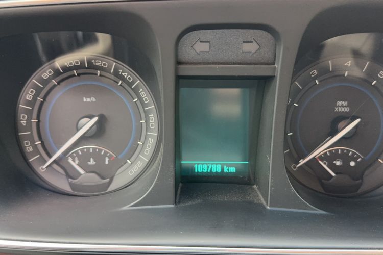 Used Buick GL8 2015 2.4L Luxury Business Premium Edition Odometer Close Up