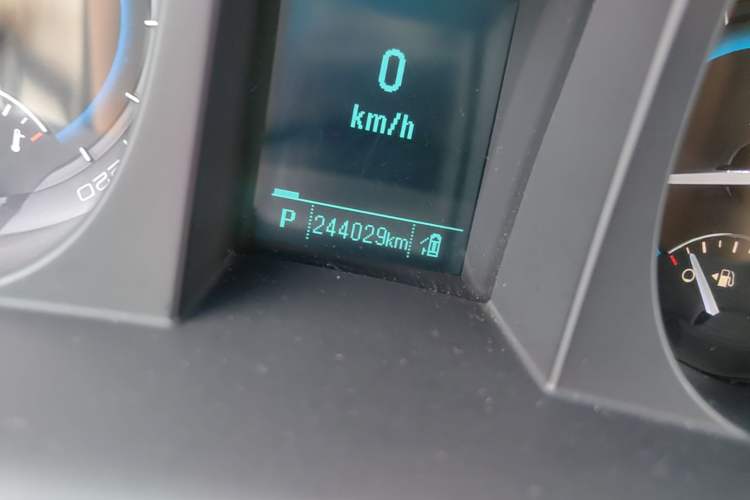 Used Buick GL8 2015 2.4L Luxury Business Premium Edition Odometer Close Up